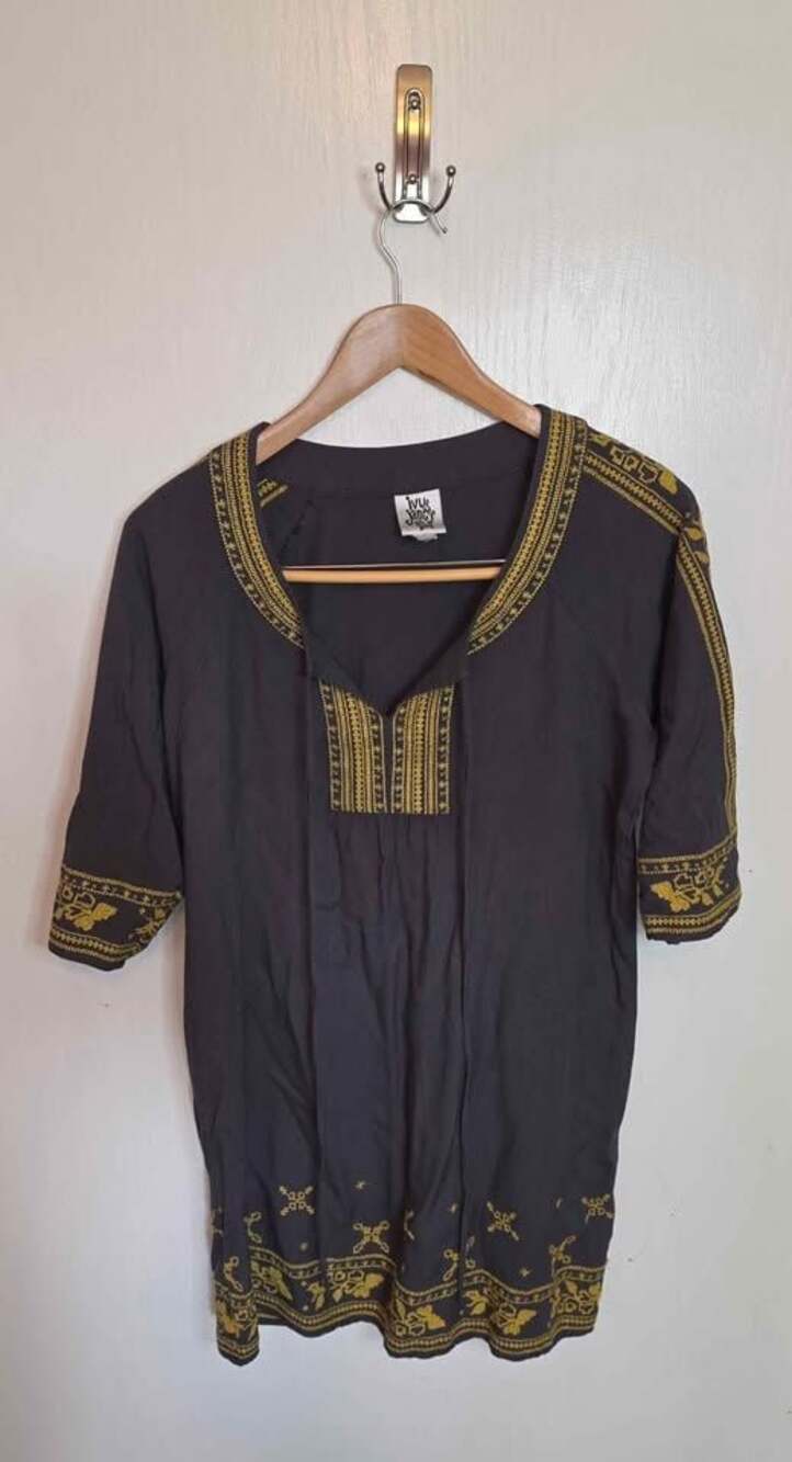 Ivy Jane Embroidered Tunic Top Size S
